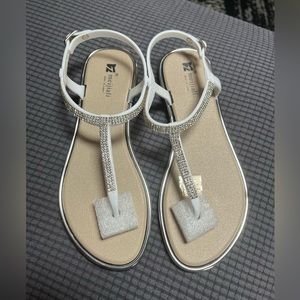 Women’s sandals size 6